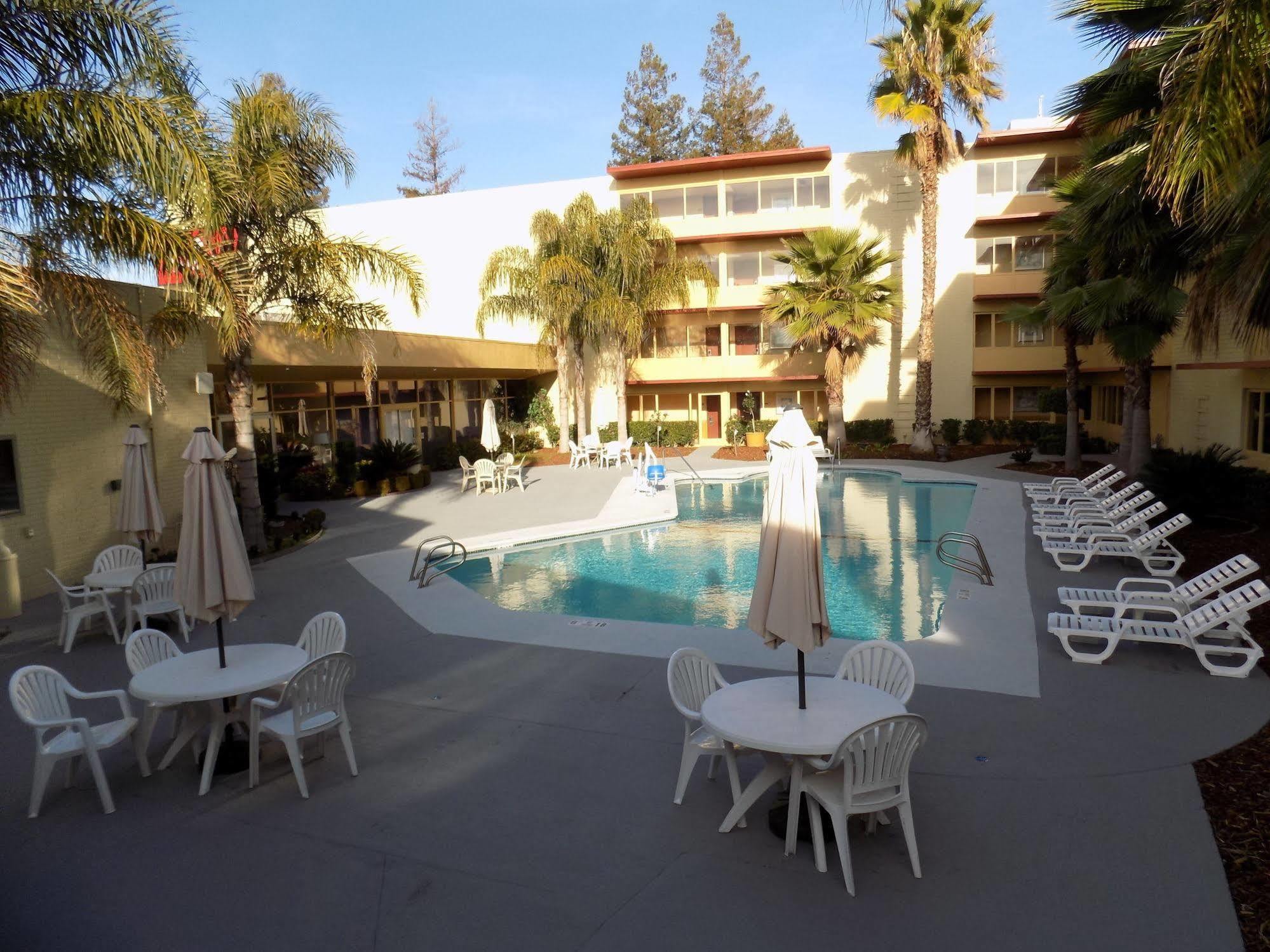 Ramada By Wyndham Sacramento Hotel Exterior photo